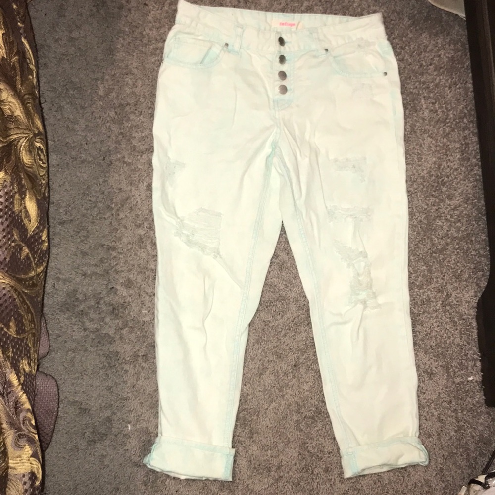 Super trendy distressed capris jeans.